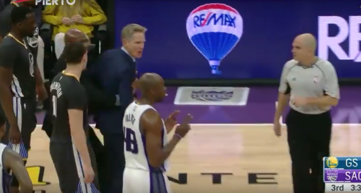 Furieux, Steve Kerr est éjecté et doit être retenu par son assistant !