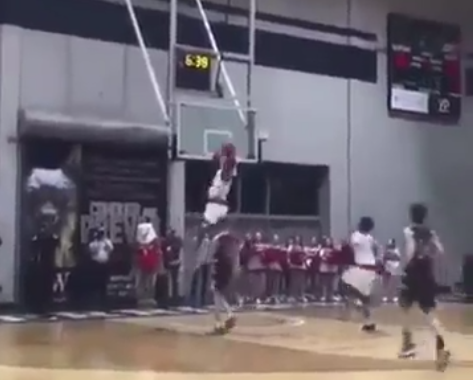 Le freak Zion Williamson claque un windmill à 360° en match