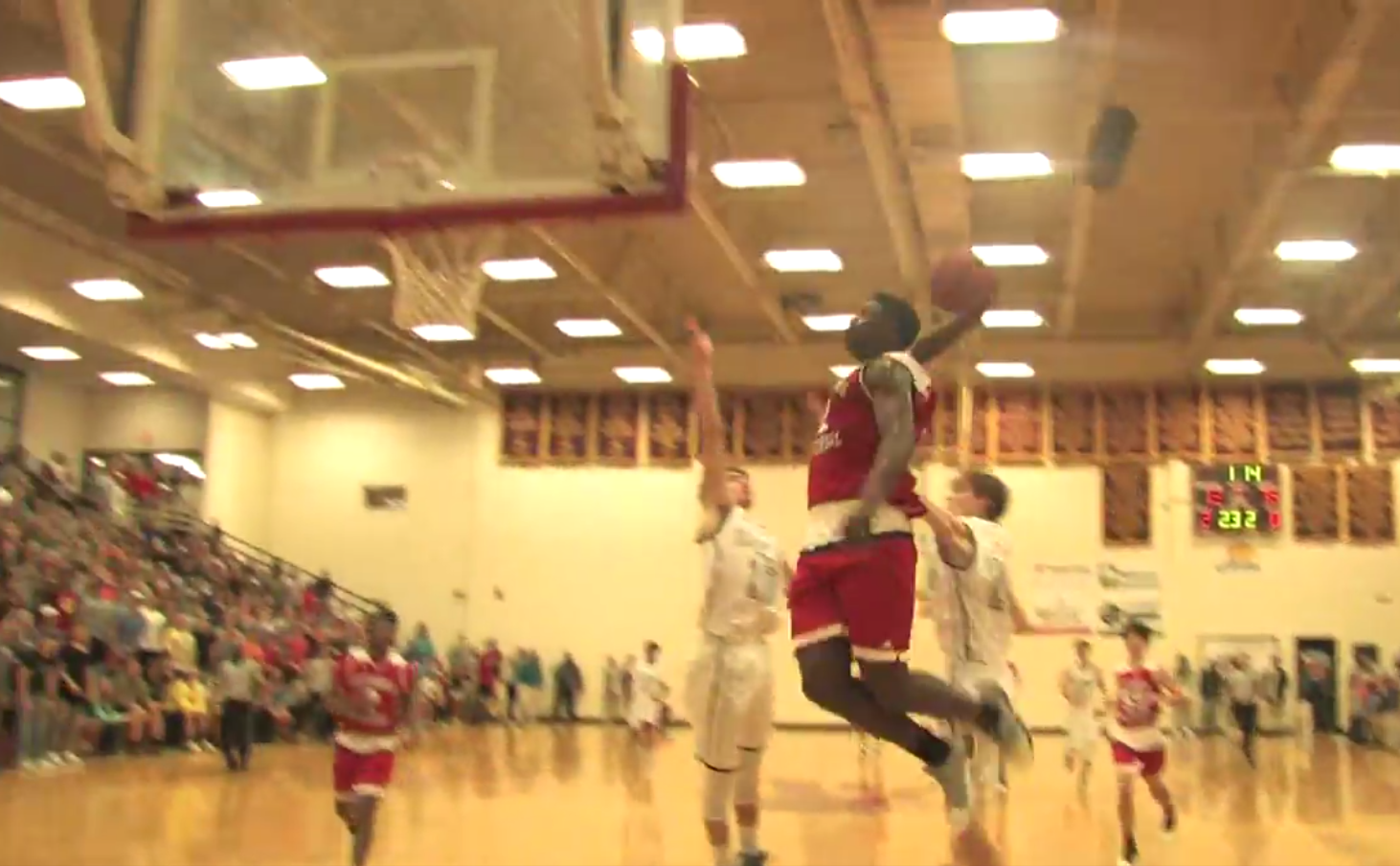 Zion Williamson continue de claquer des mechants dunks