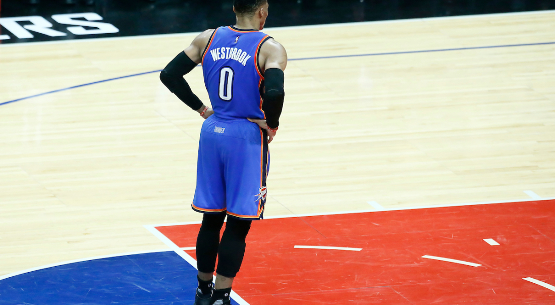 Seul, Russell Westbrook se joue de toute la défense des Rockets
