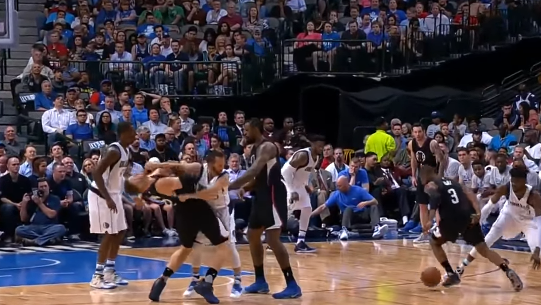 JJ Barea envoie Blake Griffin au tapis et se fait expulser