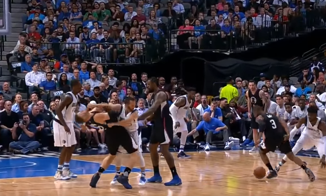 JJ Barea envoie Blake Griffin au tapis et se fait expulser