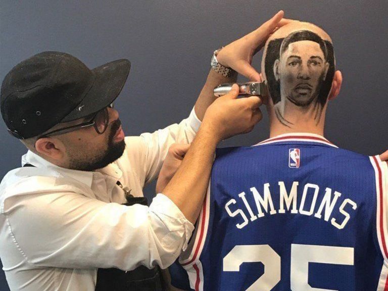 Un membre du staff des Sixers se fait dessiner la tête de Ben Simmons sur le crâne