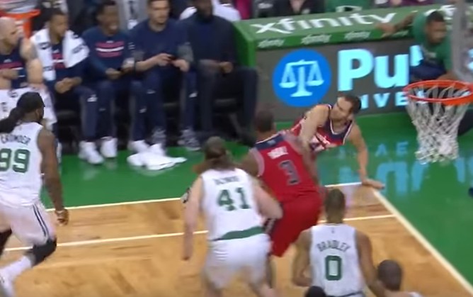 WTF : Quand Bojan Bogdanovic se prend un croche-pied… par l’arbitre !