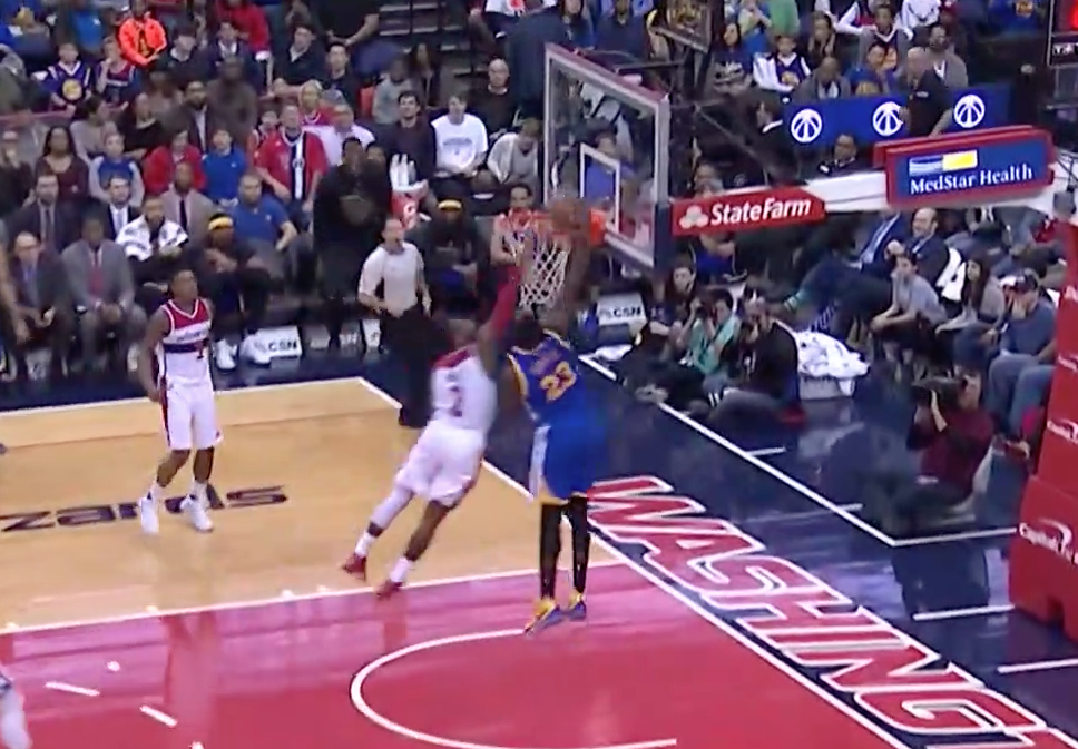 Draymond Green colle un poster à John Wall