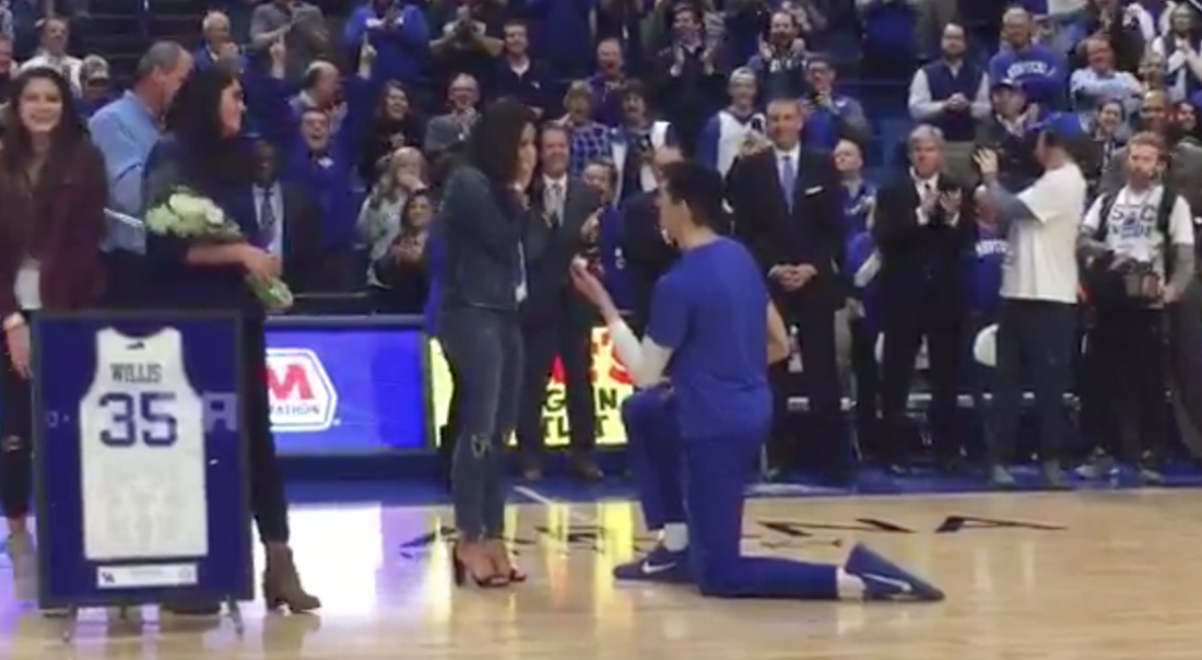 NCAA : Un joueur fait sa demande de mariage en plein match !