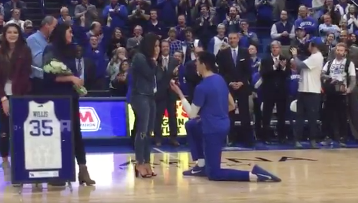 NCAA : Un joueur fait sa demande de mariage en plein match !