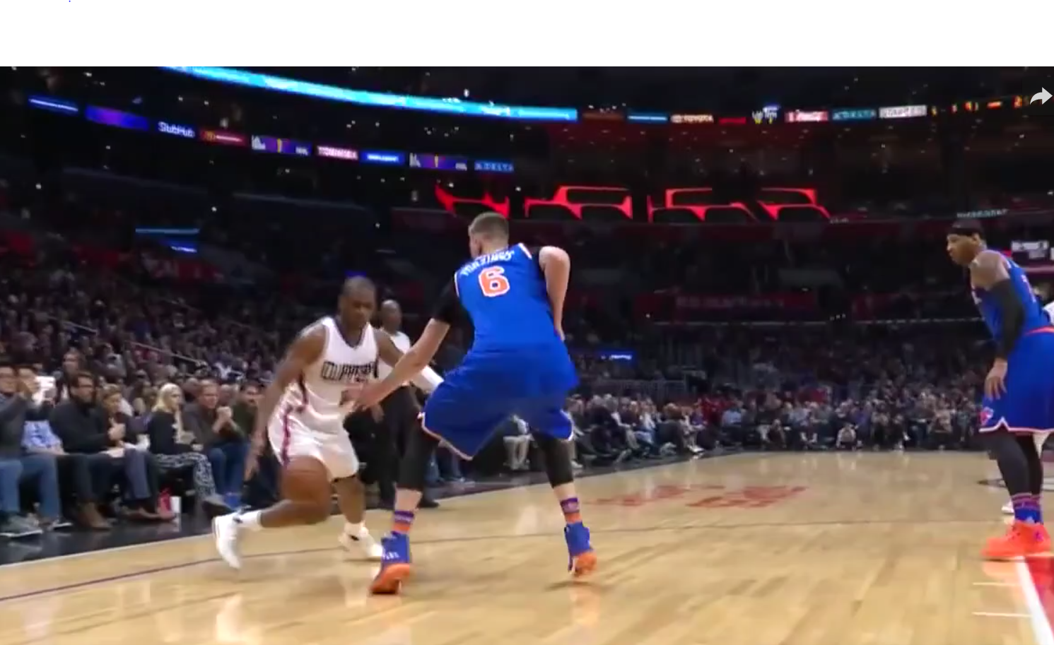 Chris Paul enrhume Kristaps Porzingis avec un Shammgod