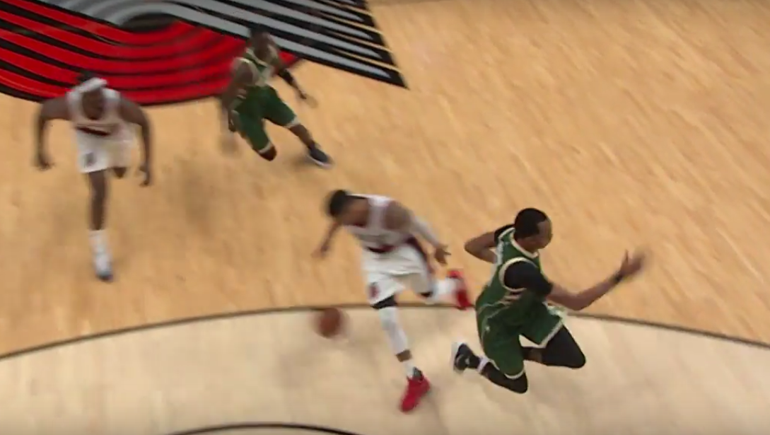 Le joli cross de Damian Lillard qui laisse John Henson sur le cul !