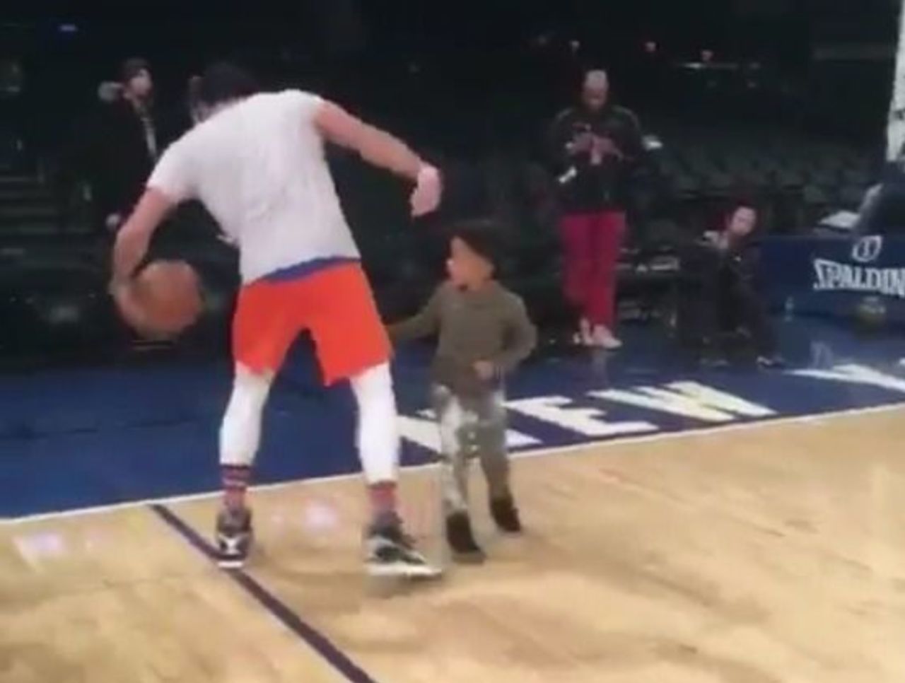 Derrick Rose travaille son handle… avec son fils