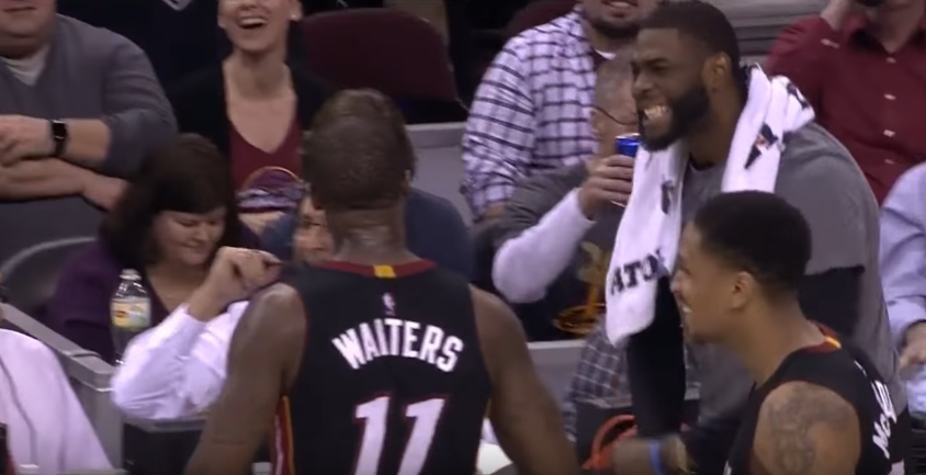 Dion Waiters marque un 3-pts clutch du logo et chambre les fans des Cavaliers
