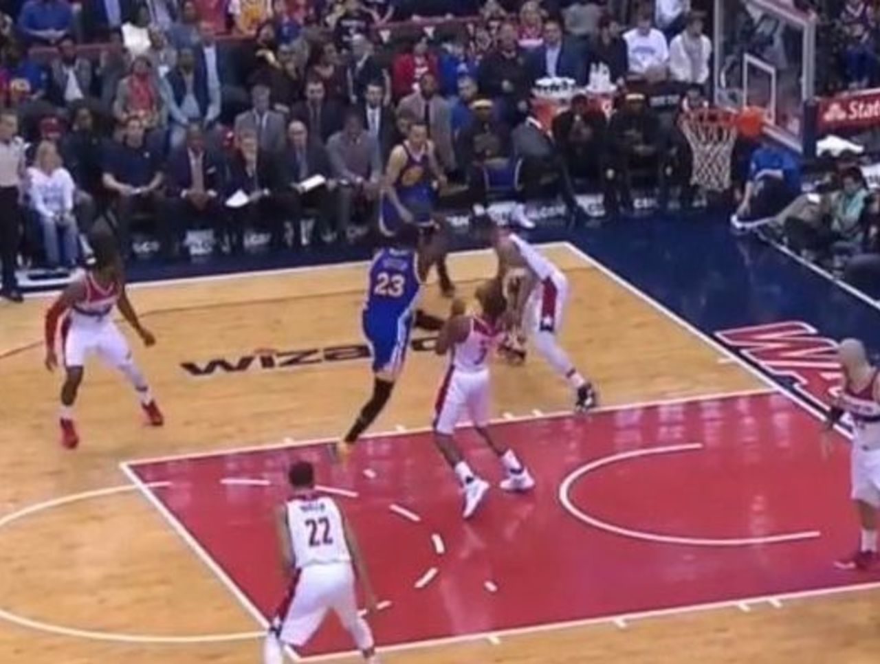 Draymond Green a encore mis un coup de pied, cette fois-ci à Bradley Beal