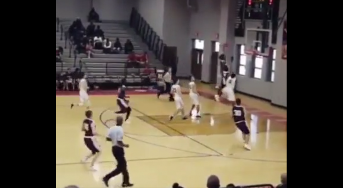 Un dunk complètement fou dans un match de lycée !