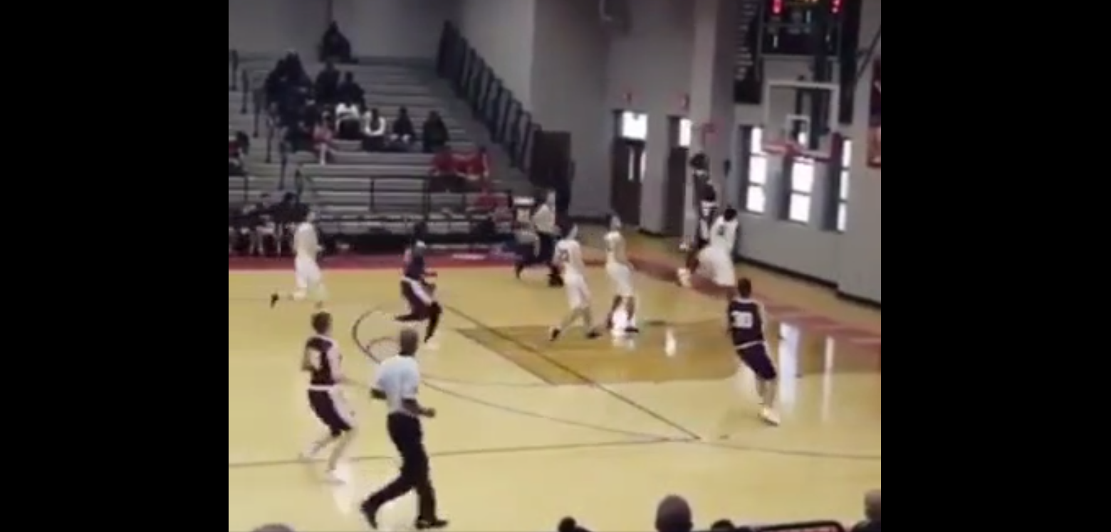 Un dunk complètement fou dans un match de lycée !