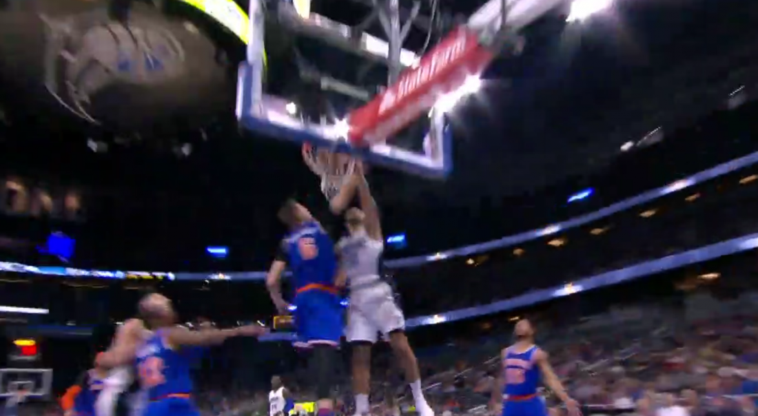 Dunks du mois de mars : Evan Fournier grimpe sur Kristaps Porzingis