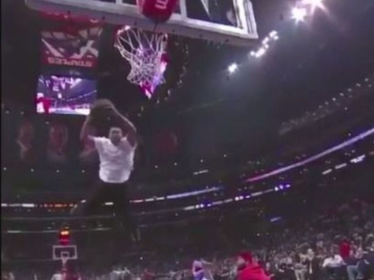 Un fan des Clippers s’est affiché en voulant dunker avec l’aide d’un trampoline