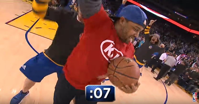 Un fan des Warriors gagne une voiture en mettant 4 paniers à 3-pts en 30 secondes