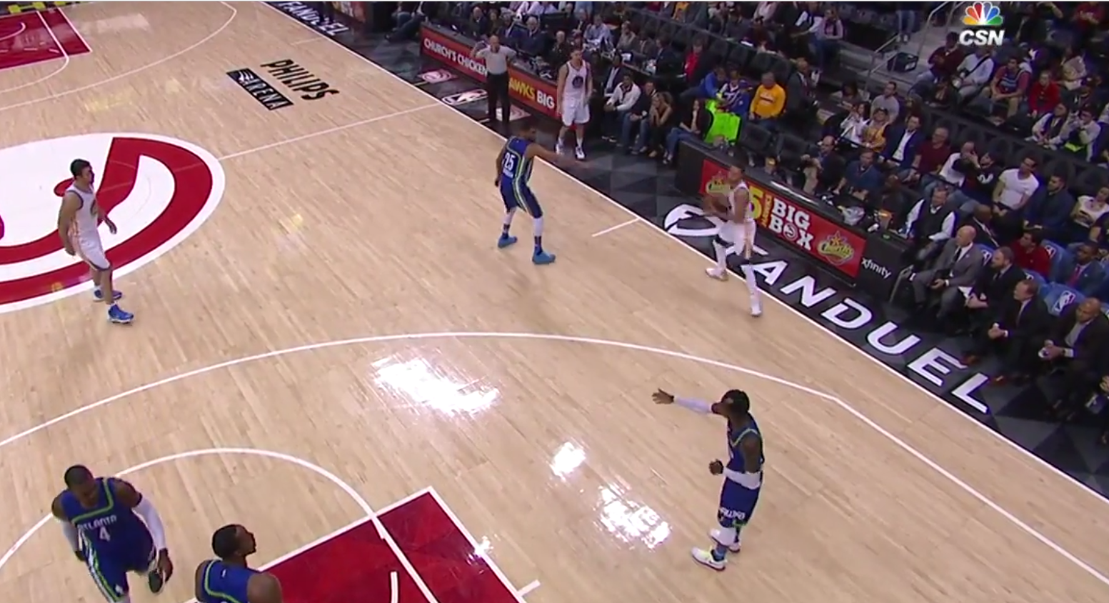 Bien joué : Schroder et Howard s’engueulent et laissent Curry ouvert à 3 points