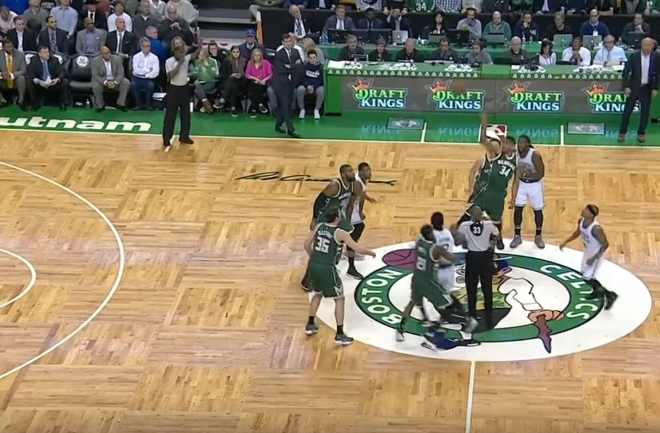 Isaiah Thomas ne se casse même pas la tête à sauter lors d’un entre-deux avec Giannis