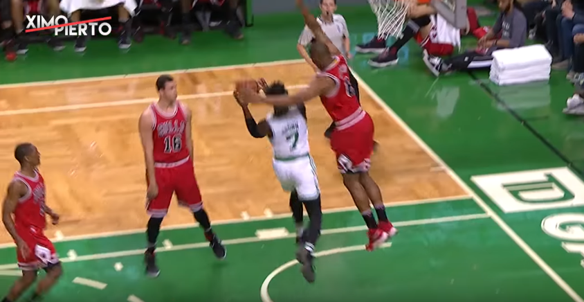 Le panier le plus incroyable de la soirée pour Jaylen Brown