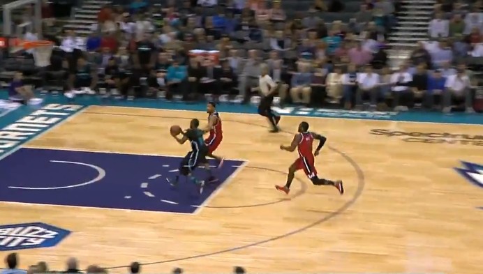 Replay : John Wall contre Kemba Walker sur la planche !