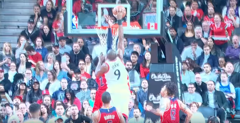Serge Ibaka monte au dunk mais se fait recaler par John Wall !