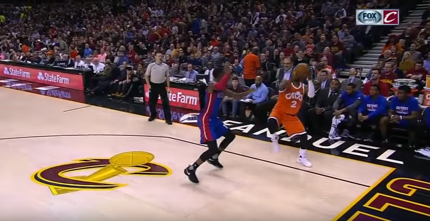 Kyrie Irving rentre un 3-points hallucinant sur une seule jambe !