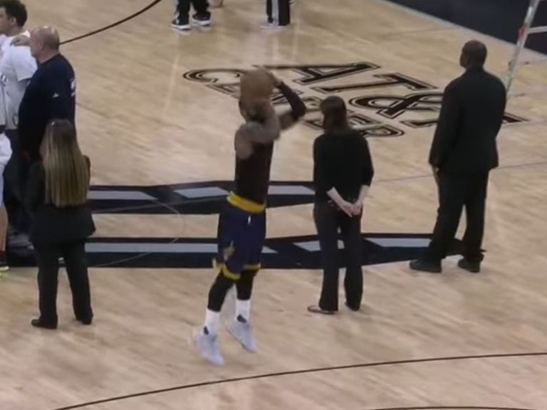 Frustré par sa performance, Kyrie Irving shootait seul en pleine soirée à San Antonio