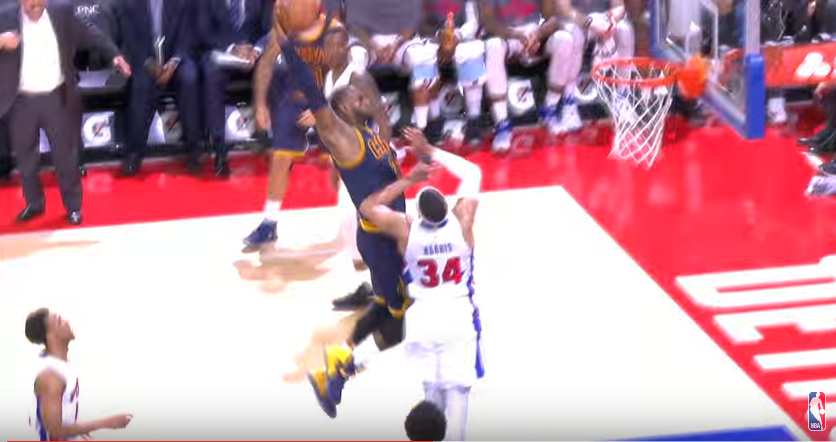 LeBron James cale un dunk impressionnant de puissance !