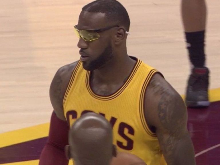 LeBron James n’a gardé ses lunettes de protection que 9 minutes