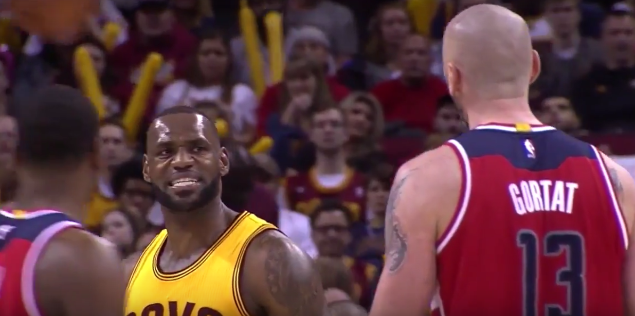 LeBron James n’a pas peur de s’embrouiller avec Marcin Gortat