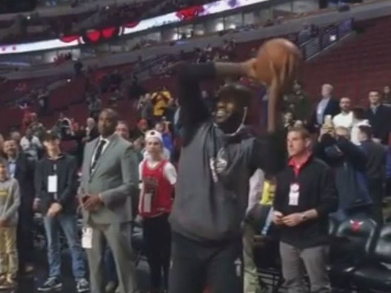 LeBron James se moque de Lonzo Ball en parodiant son tir