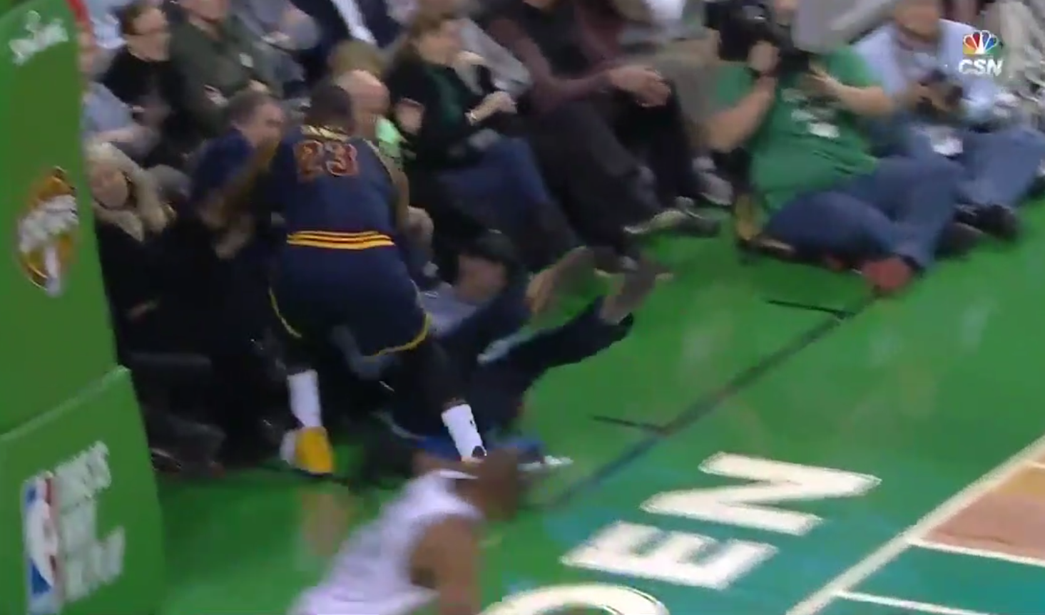 LeBron James à deux doigts de percuter une légende vivante