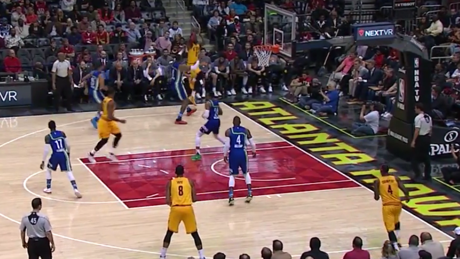 LeBron James plante un panier assez fou à longue distance !