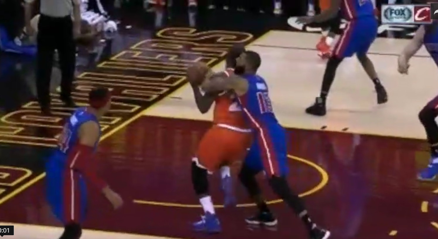 Marcus Morris fait un gros câlin à LeBron pour le stopper