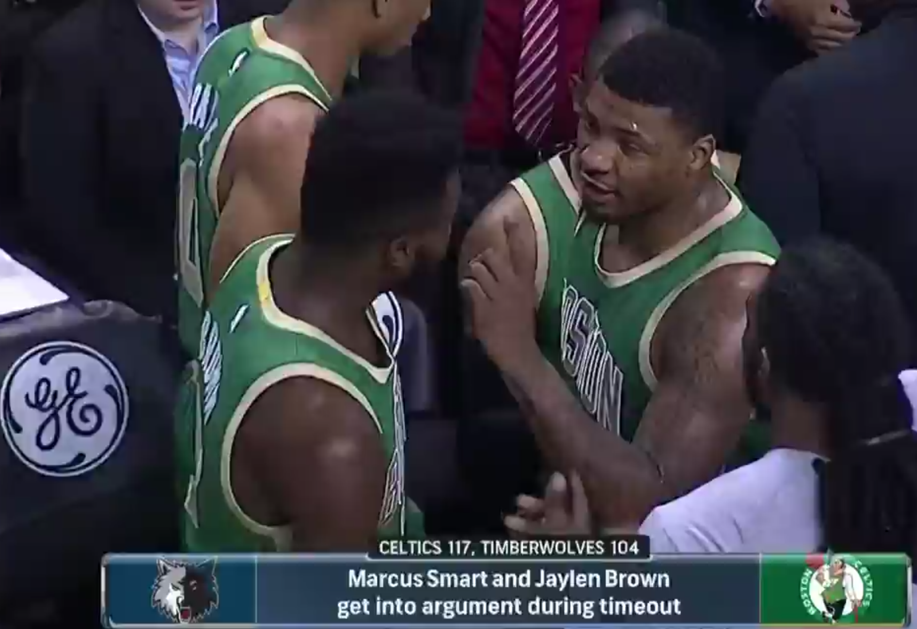 C’était chaud entre Marcus Smart et Jaylen Brown sur le banc…