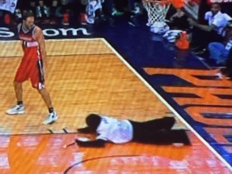 WTF : La mascotte des Suns saute sur le parquet en pleine action