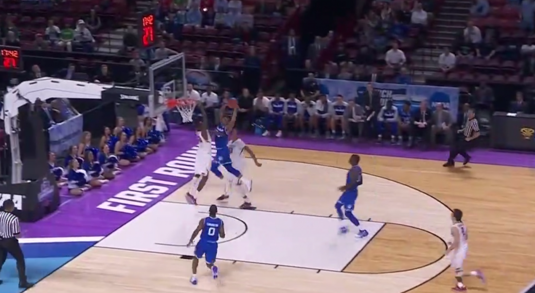 NCAA : Le contre de mammouth de Moses Kingsley