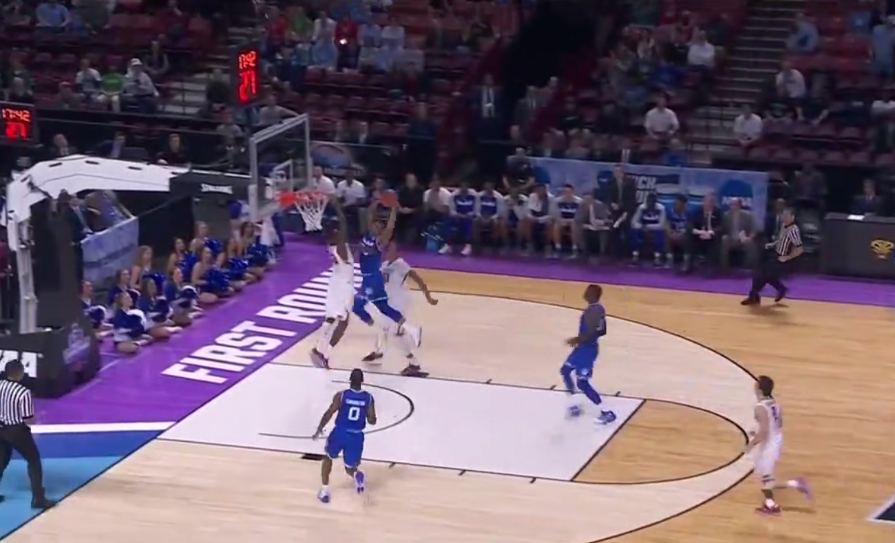 NCAA : Le contre de mammouth de Moses Kingsley