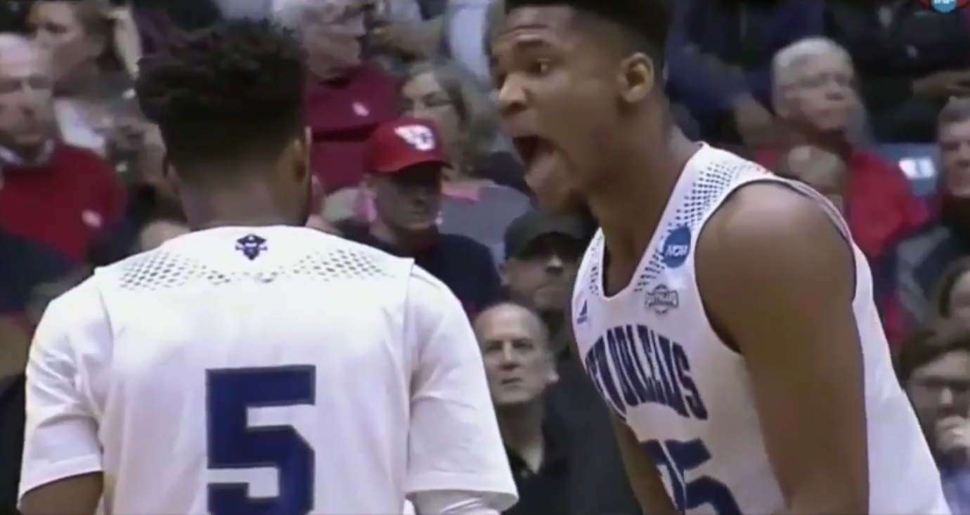 Deux coéquipiers s’embrouillent en plein match NCAA