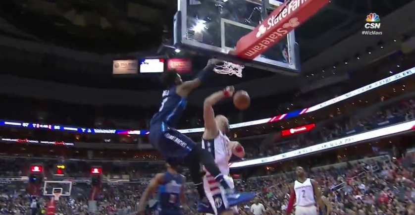 Nerlens Noel transforme un airball en dunk à 180 degrés