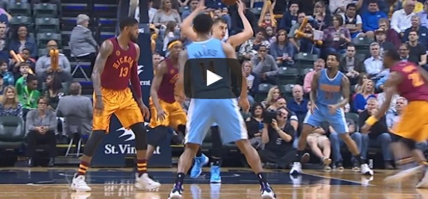 Génial : Nikola Jokic délivre encore une superbe passe aveugle