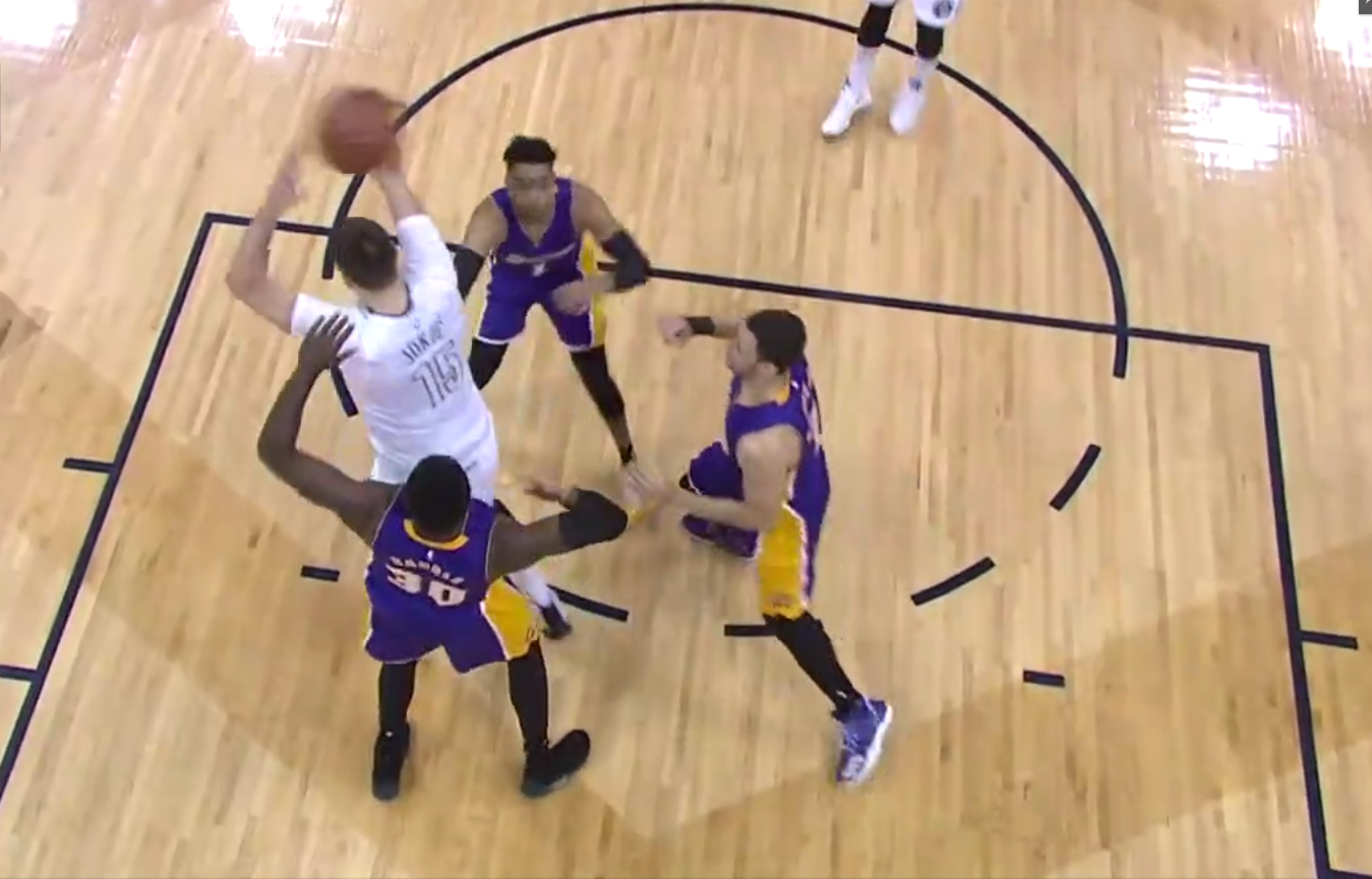 Nikola Jokic lâche une passe aveugle complètement folle