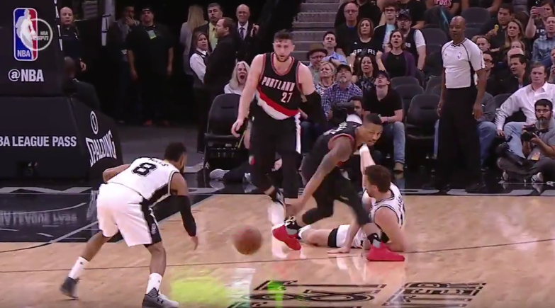 Pau Gasol glisse, se relève puis plante un panier à trois-points