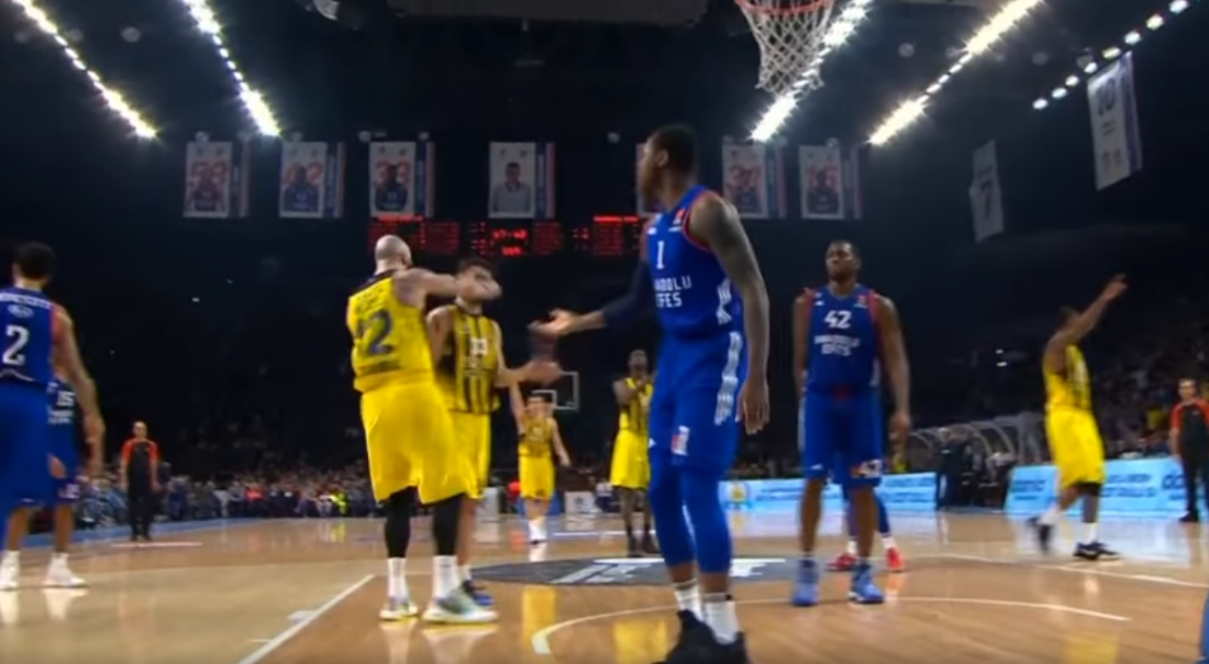 Pero Antic met une droite (involontaire) à son coéquipier
