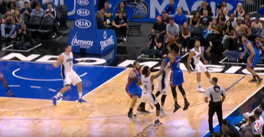 Le panier à 3-points complètement improbable de Russell Westbrook pour arracher l’OT