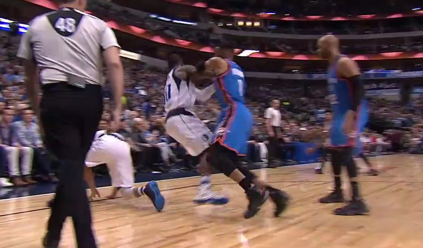 Russell Westbrook envoie valser Harrison Barnes et Seth Curry