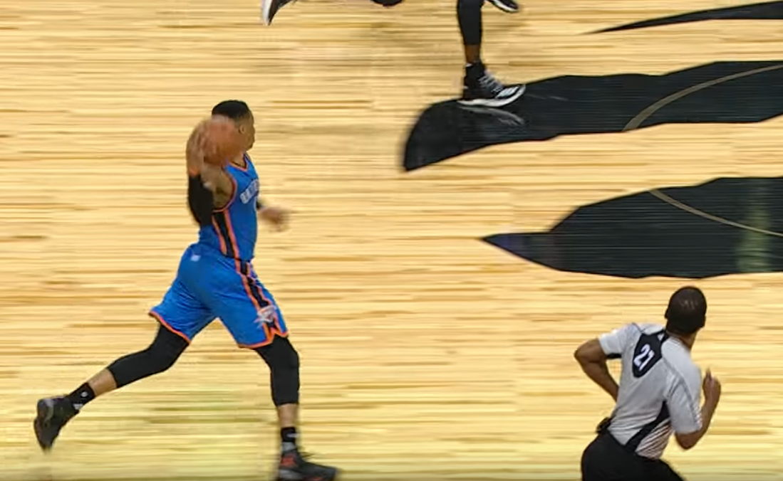 Russell Westbrook réussit une des plus belles passes de la saison