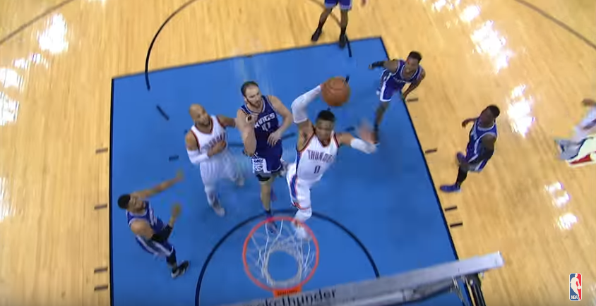 Russell Westbrook essaye de casser le cercle en dunkant