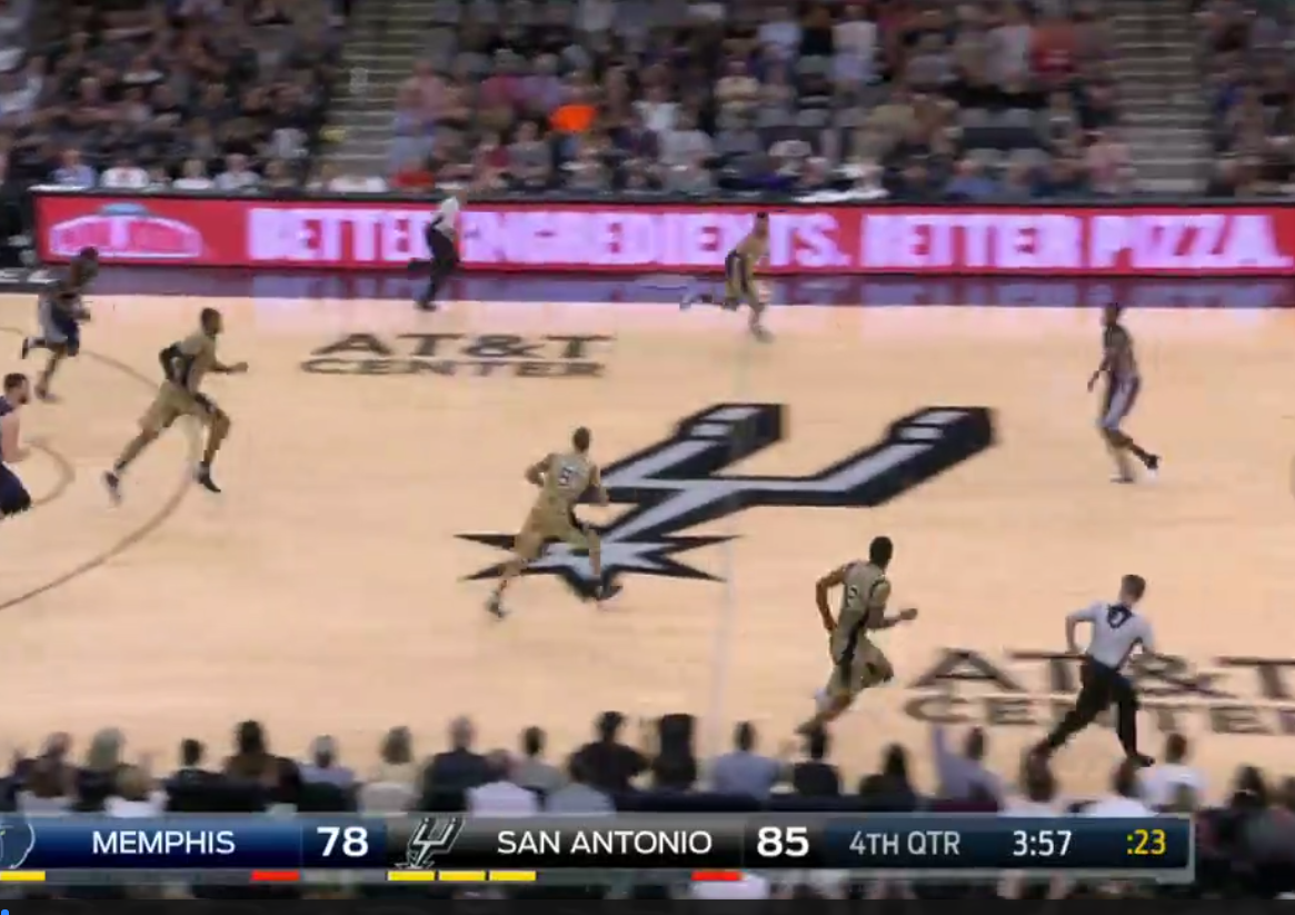 Le jeu de passes des Spurs est toujours magique